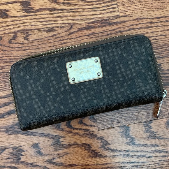 Michael Kors Handbags - MK wallet